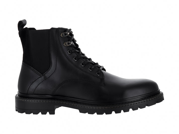 Bota negra de cuero con agujetas y suela track robusta.