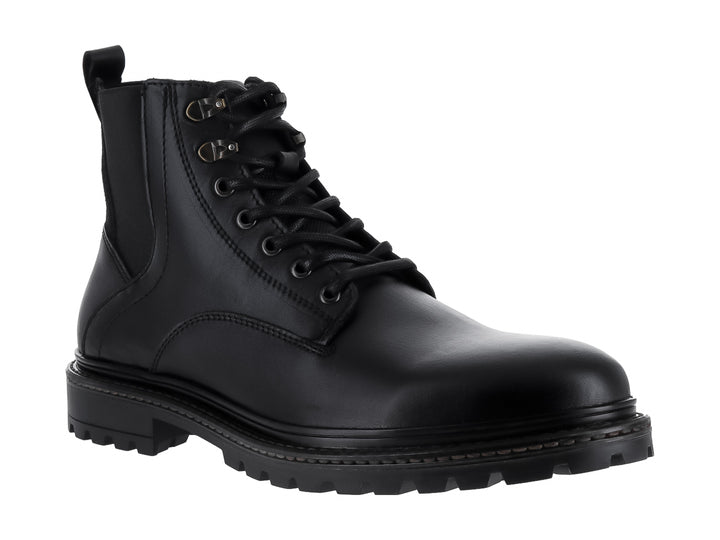 Bota negra de cuero con agujetas y suela track robusta.