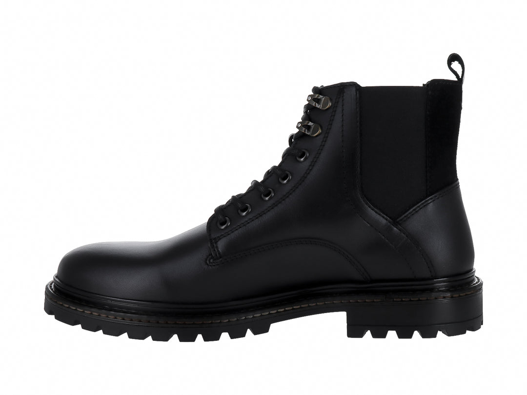 Bota negra de cuero con agujetas y suela track robusta.