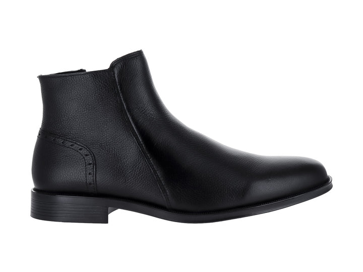 Botín de cuero negro para hombre con diseño elegante y punta redonda.