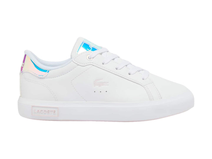 Tenis blancos Lacoste con detalles iridiscentes en el talón y la lengüeta.