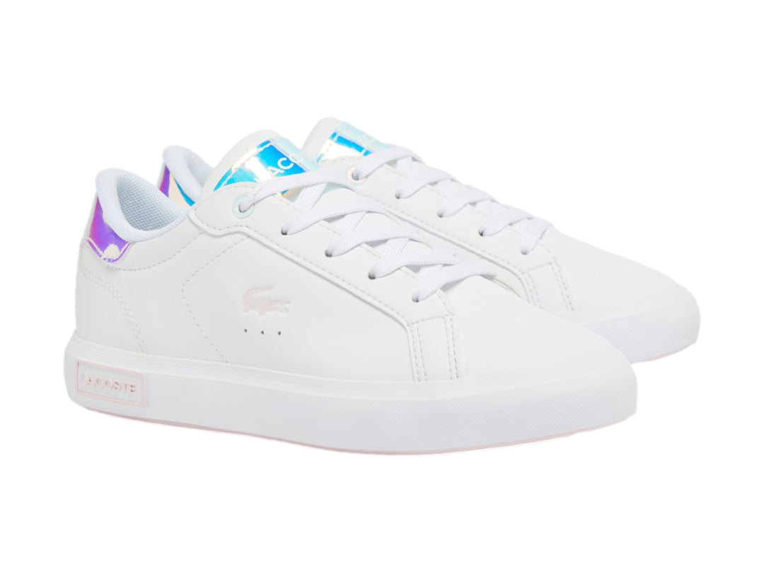 Tenis blancos Lacoste con detalles iridiscentes en el talón y la lengüeta.