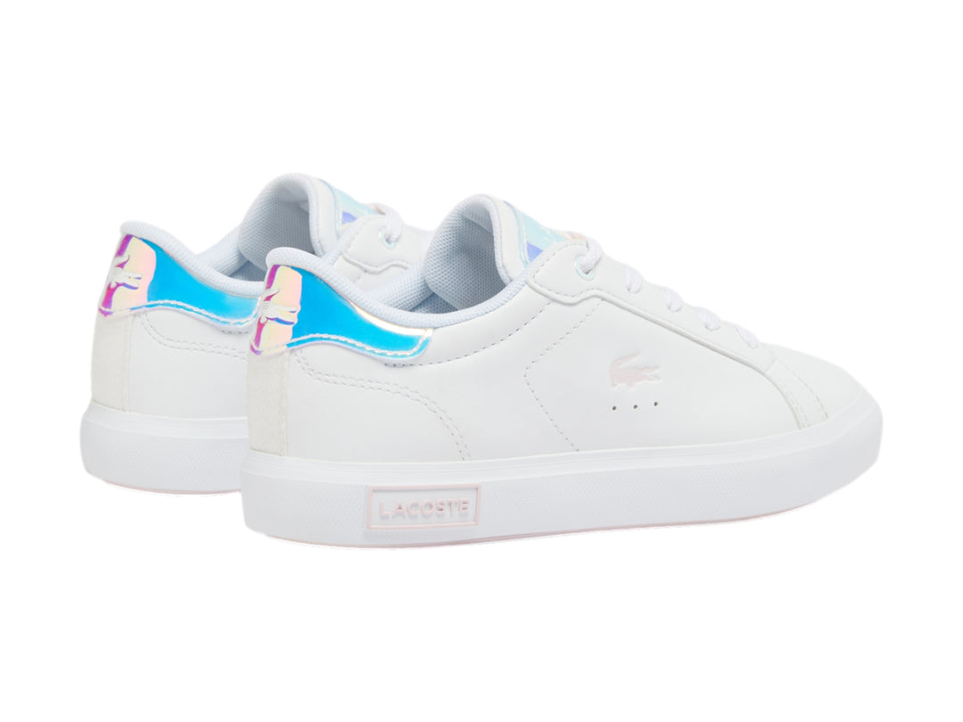 Tenis blancos Lacoste con detalles iridiscentes en el talón y la lengüeta.