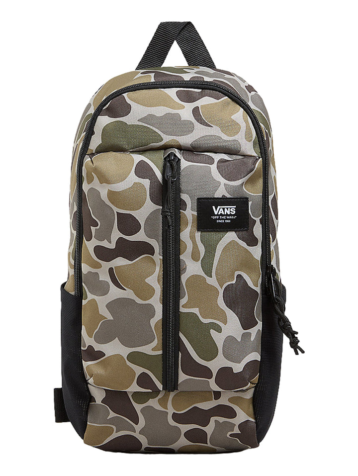 Bolso sling de VANS con estampado de camuflaje en tonos verdes y cafés, detalles en negro y logotipo frontal.
