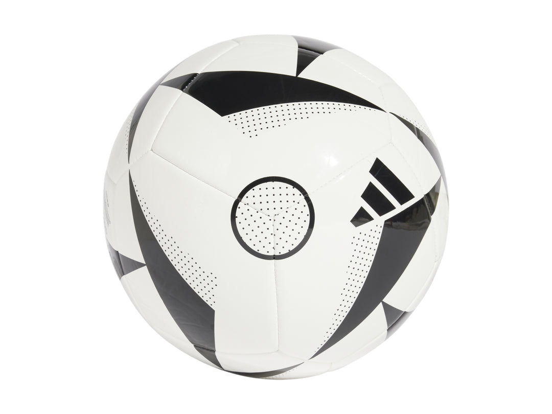Balón de fútbol Adidas blanco con detalles en negro y el escudo del Real Madrid.