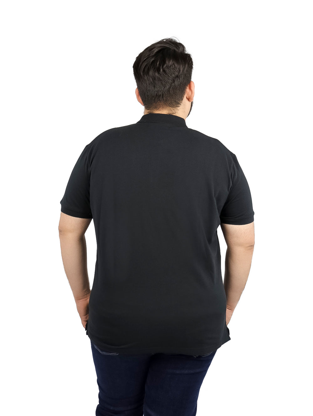 Hombre vistiendo una playera tipo polo de color negro de manga corta.