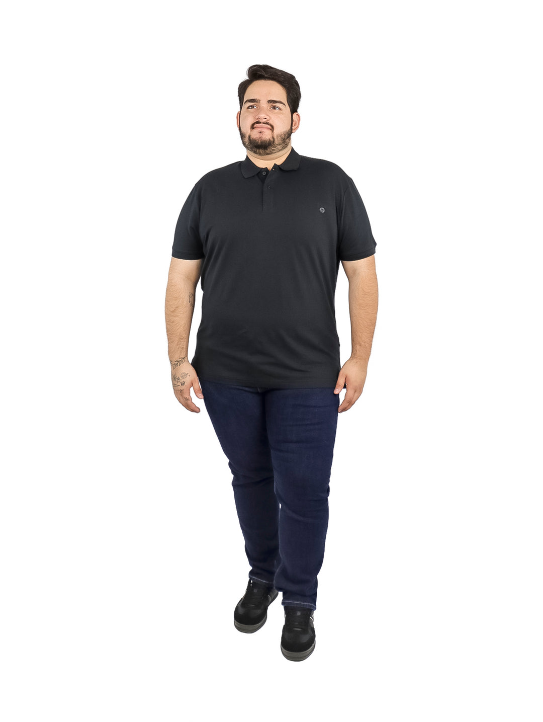 Hombre vistiendo una playera tipo polo de color negro de manga corta.