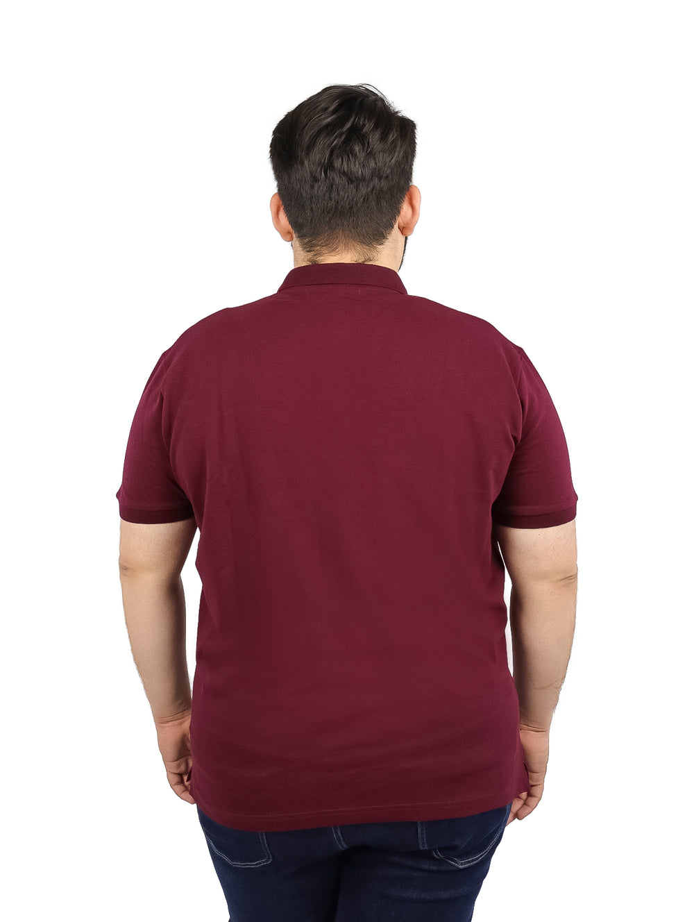 Hombre vistiendo playera tipo polo color vino de manga corta.
