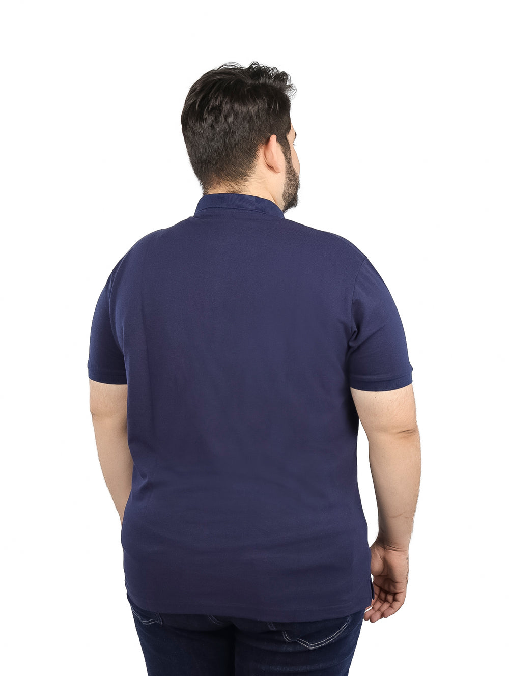 Hombre vistiendo una playera polo de color azul marino de manga corta.
