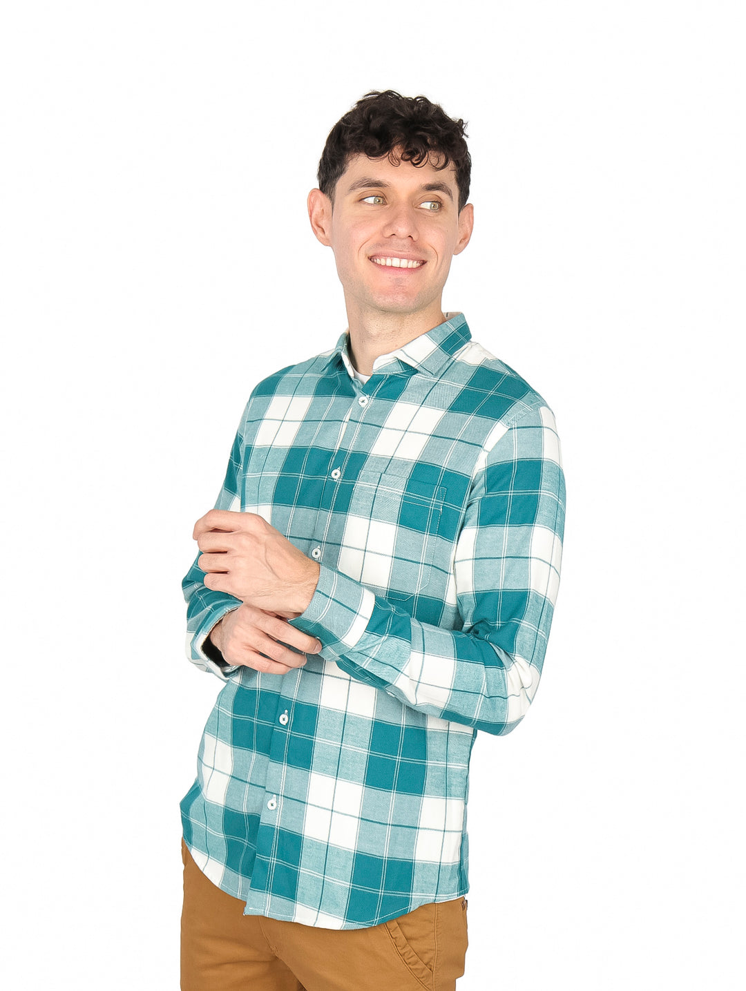 Hombre vistiendo una camisa de manga larga a cuadros en color verde y blanco.