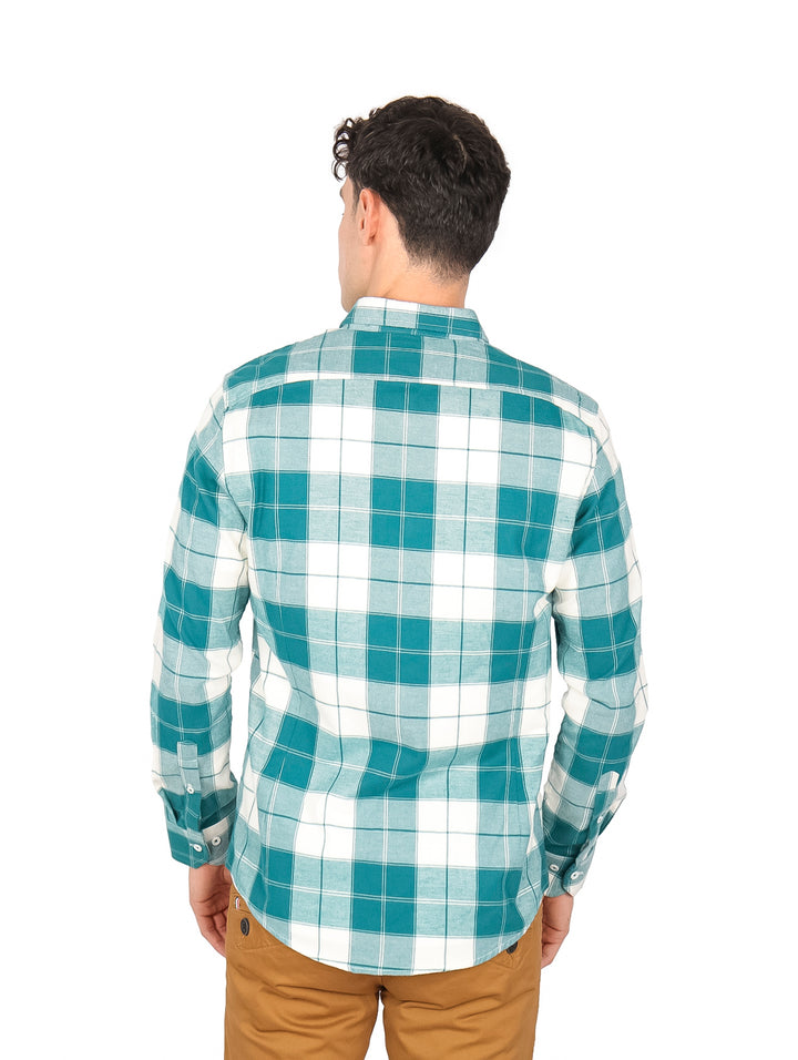 Hombre vistiendo una camisa de manga larga a cuadros en color verde y blanco.
