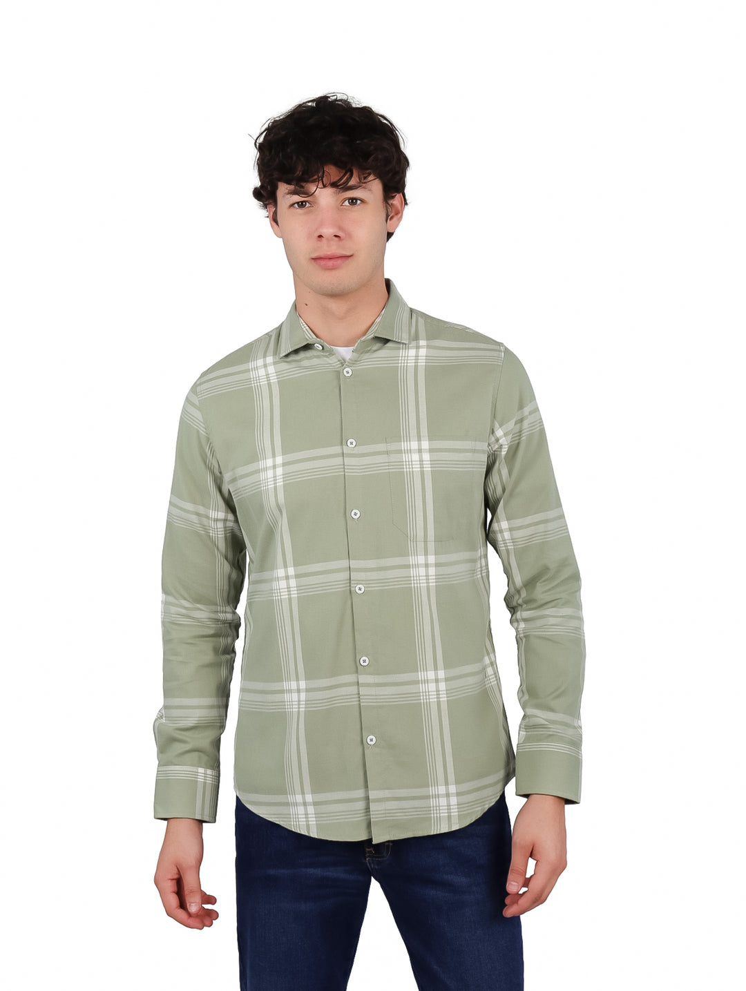 Hombre vistiendo camisa de manga larga color verde seco con patrón de cuadros blancos y botones frontales.