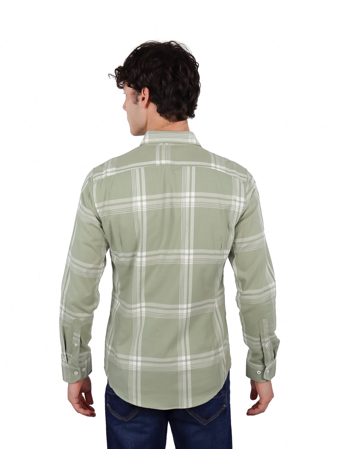 Hombre vistiendo camisa de manga larga color verde seco con patrón de cuadros blancos y botones frontales.