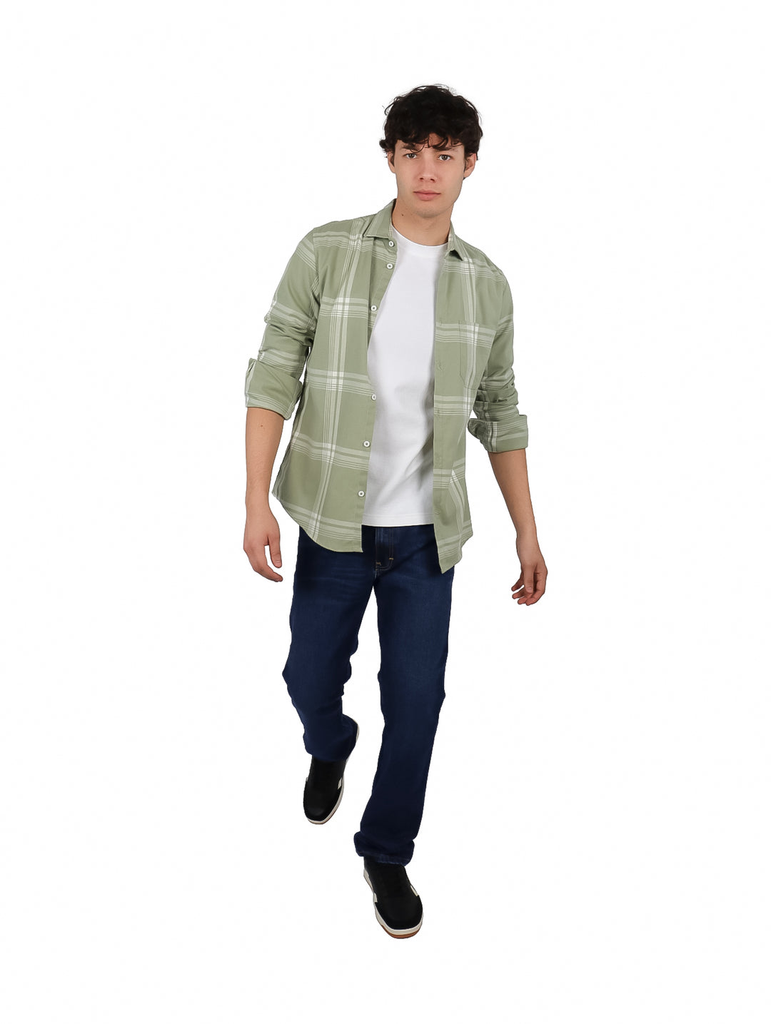 Hombre vistiendo camisa de manga larga color verde seco con patrón de cuadros blancos y botones frontales.