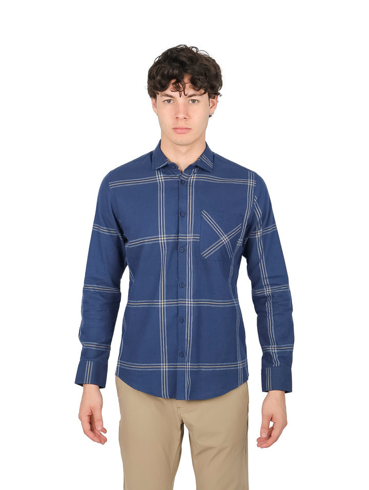 Hombre vistiendo camisa azul marino de manga larga con patrón de cuadros finos y cuello.