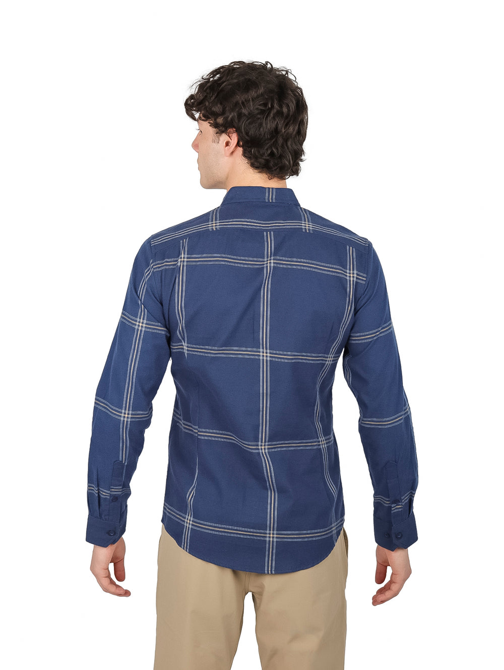 Hombre vistiendo camisa azul marino de manga larga con patrón de cuadros finos y cuello.