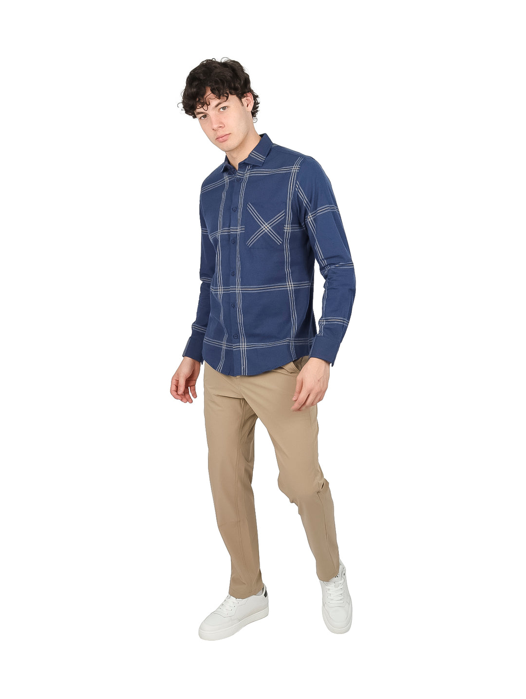 Hombre vistiendo camisa azul marino de manga larga con patrón de cuadros finos y cuello.