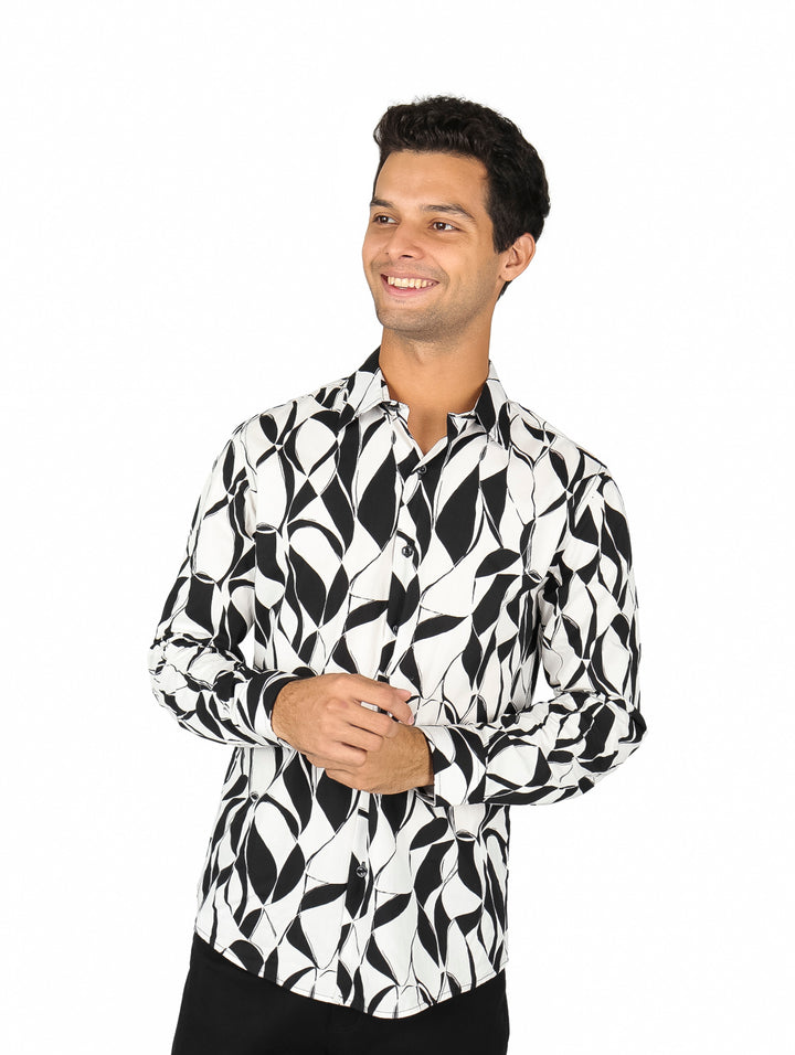 Hombre vistiendo camisa de manga larga con estampado abstracto en blanco y negro.