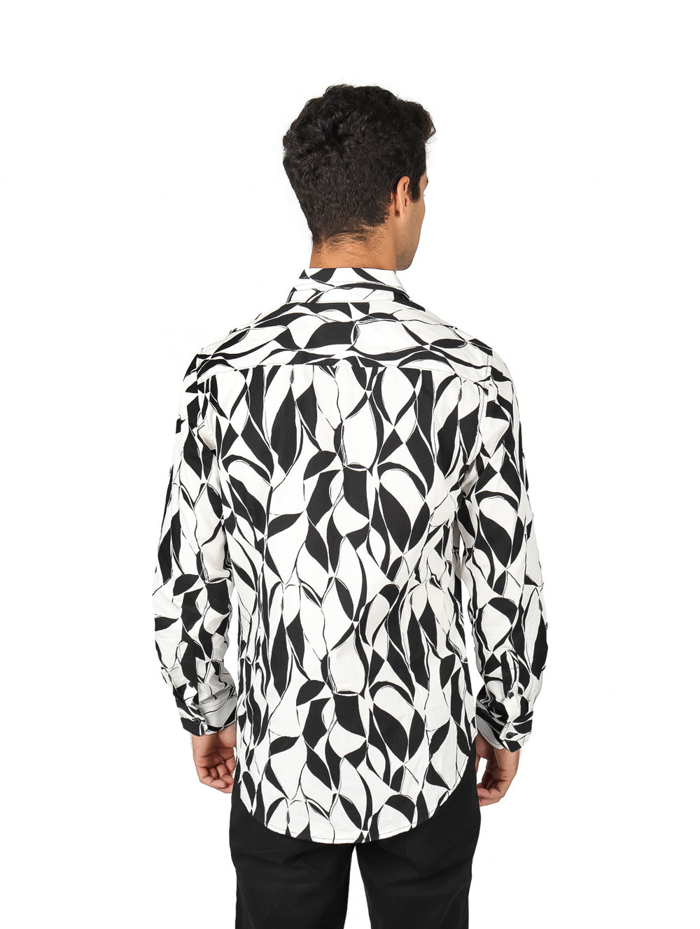 Hombre vistiendo camisa de manga larga con estampado abstracto en blanco y negro.