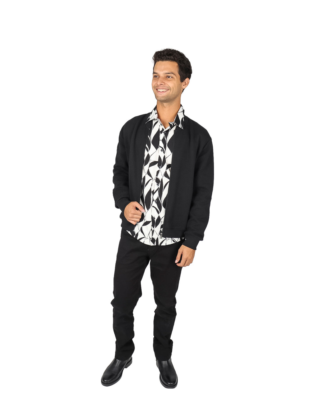 Hombre vistiendo camisa de manga larga con estampado abstracto en blanco y negro.