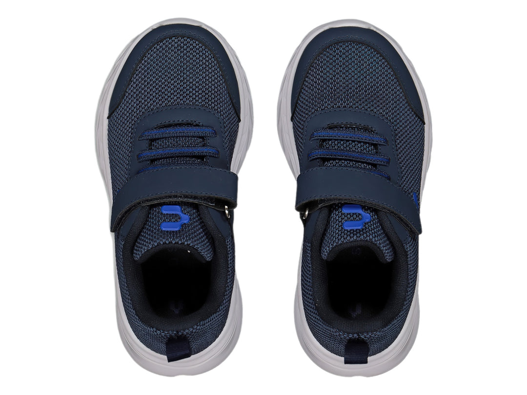 Tenis deportivos Charly color azul marino con suela blanca y correa de velcro.