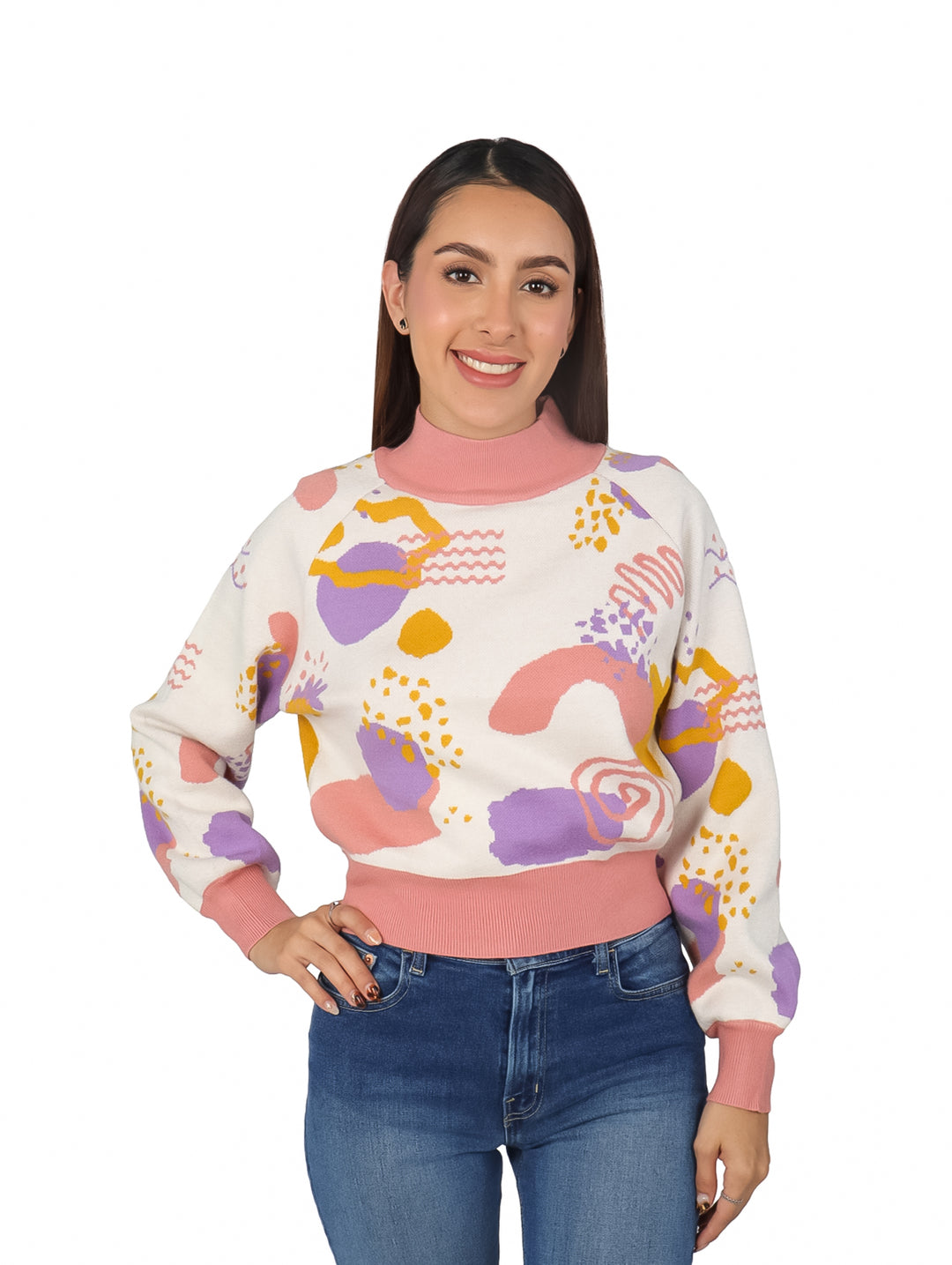 Mujer vistiendo un suéter tejido multicolor con estampado abstracto en tonos rosa, morado y amarillo.