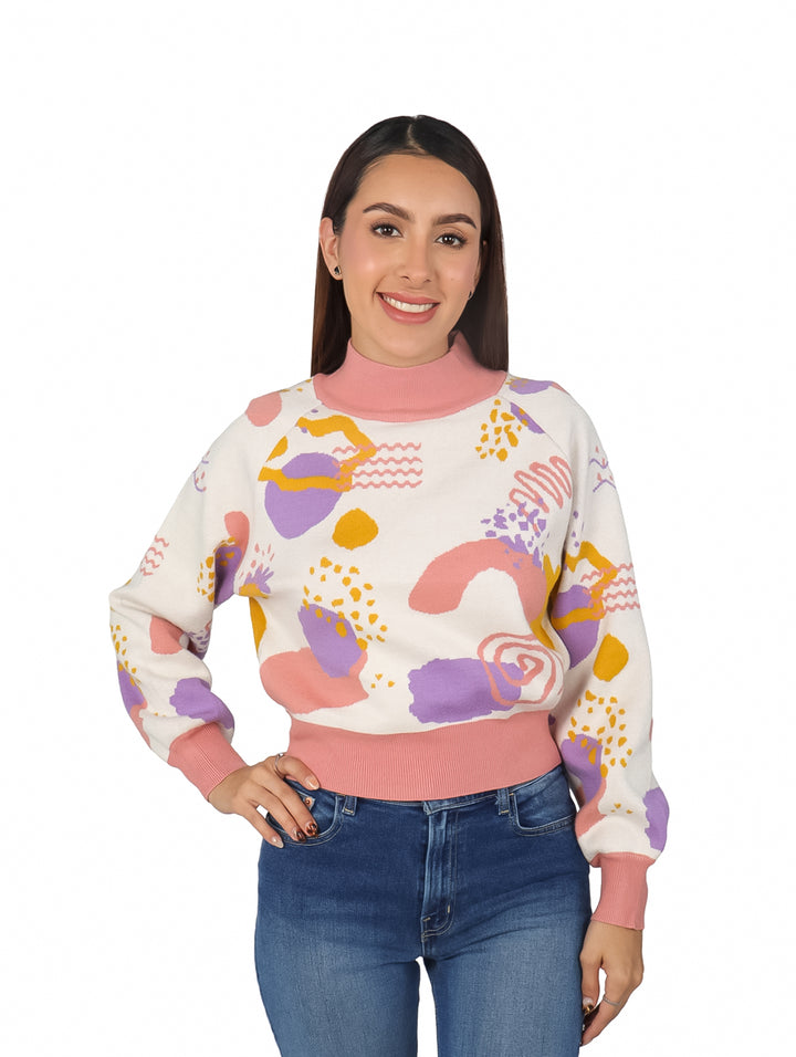 Mujer vistiendo un suéter tejido multicolor con estampado abstracto en tonos rosa, morado y amarillo.