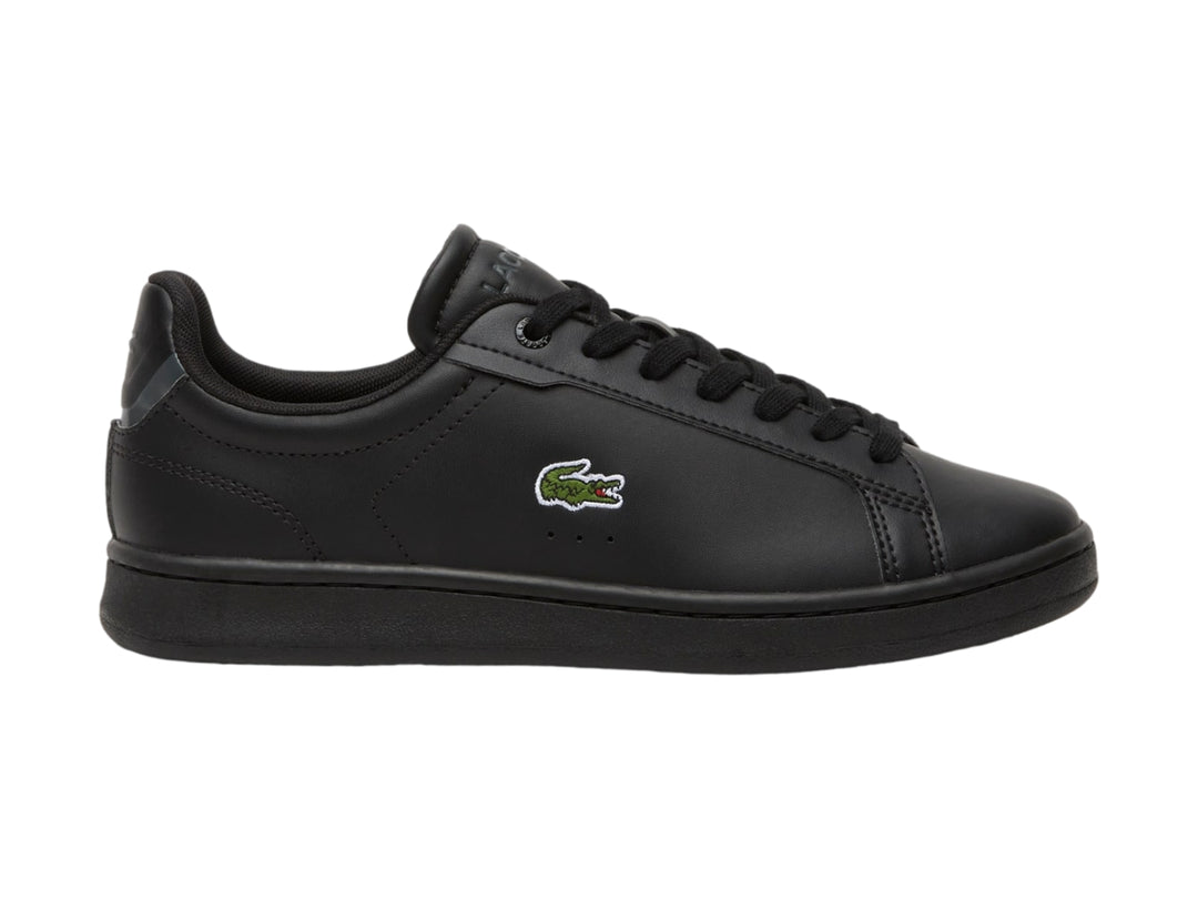 Tenis negros de cuero marca Lacoste para niños con logotipo del cocodrilo en el lateral.