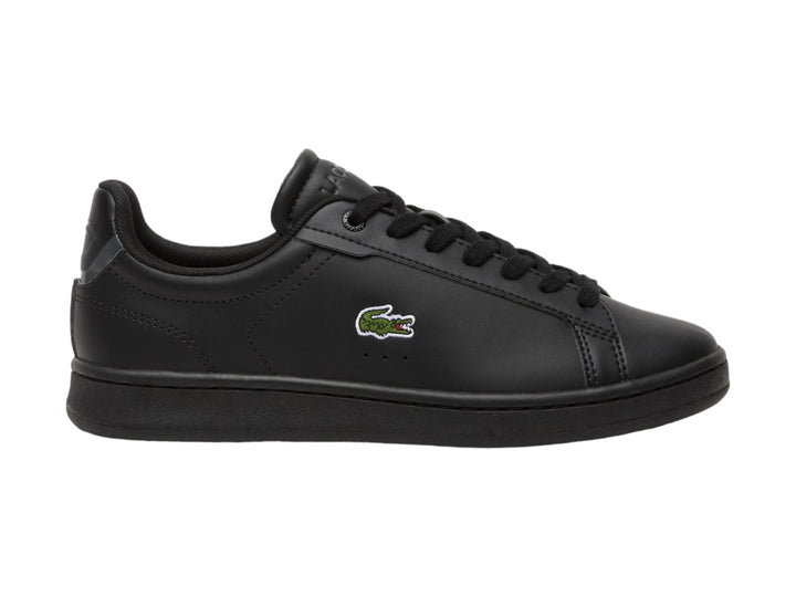 Tenis negros de cuero marca Lacoste para niños con logotipo del cocodrilo en el lateral.