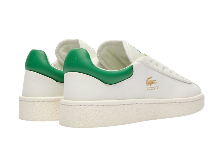 Tenis Lacoste blancos con talón verde y logotipo dorado en el costado.