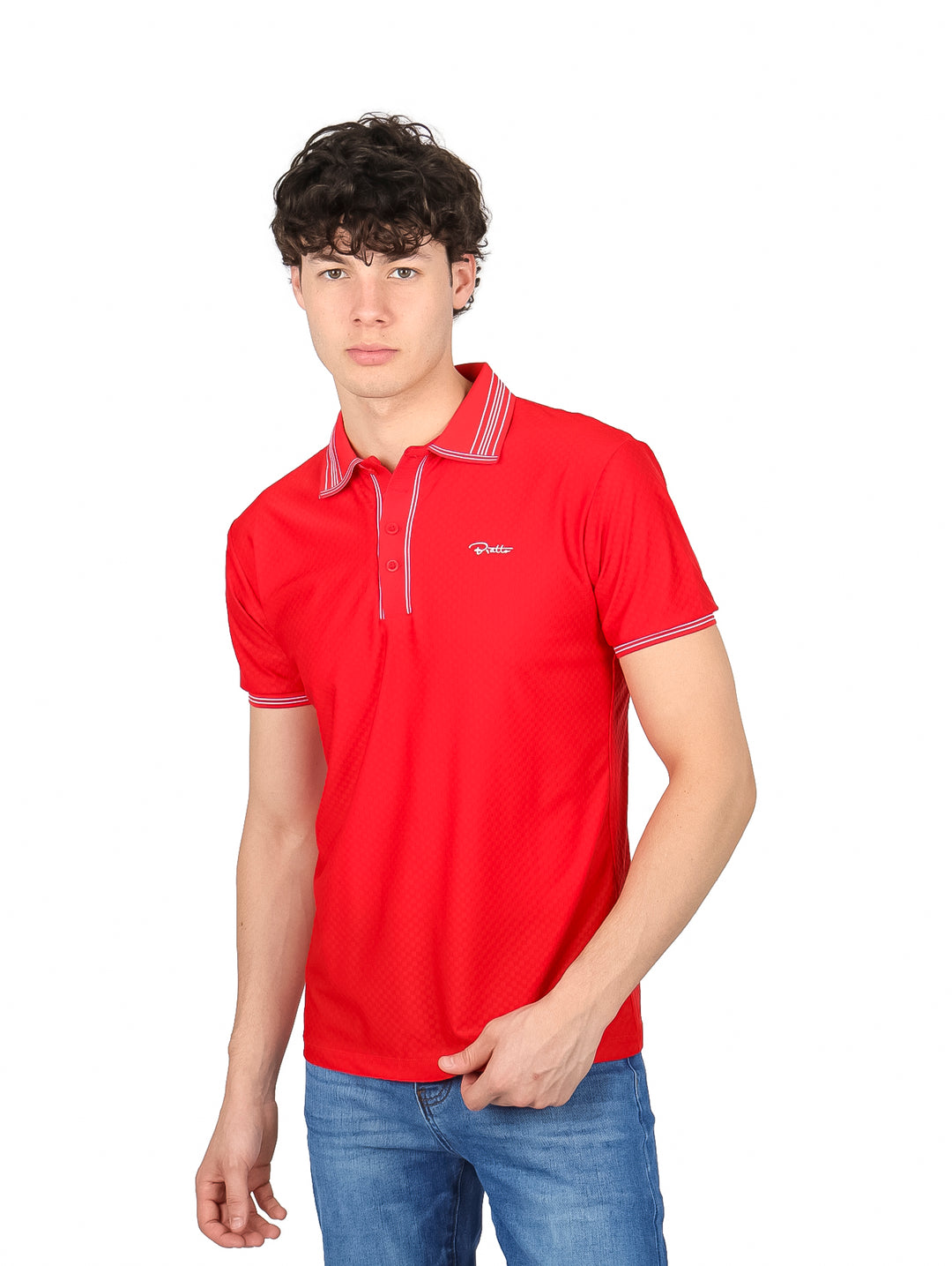 Hombre vistiendo playera polo color rojo con detalles blancos en el cuello y mangas.