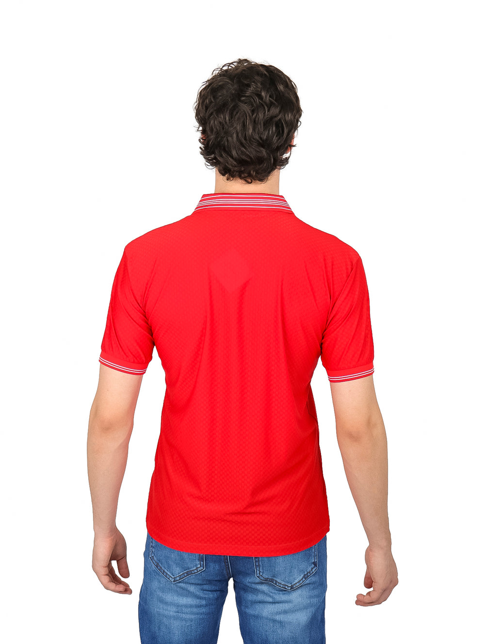 Hombre vistiendo playera polo color rojo con detalles blancos en el cuello y mangas.