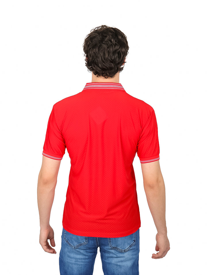 Hombre vistiendo playera polo color rojo con detalles blancos en el cuello y mangas.