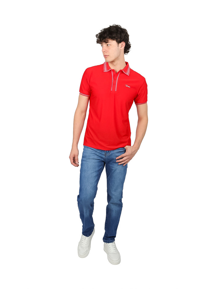 Hombre vistiendo playera polo color rojo con detalles blancos en el cuello y mangas.
