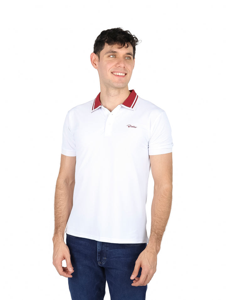 Hombre vistiendo playera polo blanca de manga corta con cuello rojo.