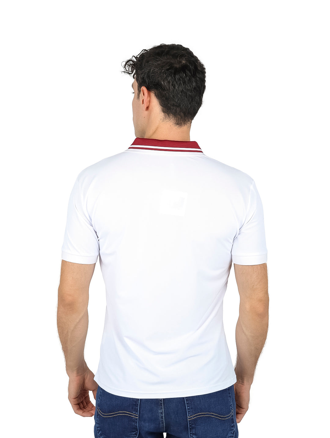 Hombre vistiendo playera polo blanca de manga corta con cuello rojo.