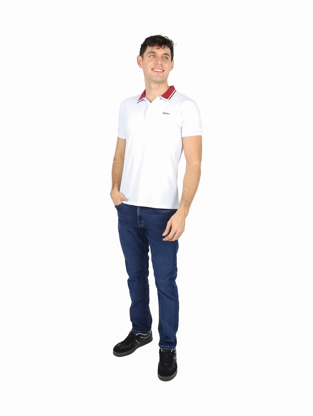 Hombre vistiendo playera polo blanca de manga corta con cuello rojo.