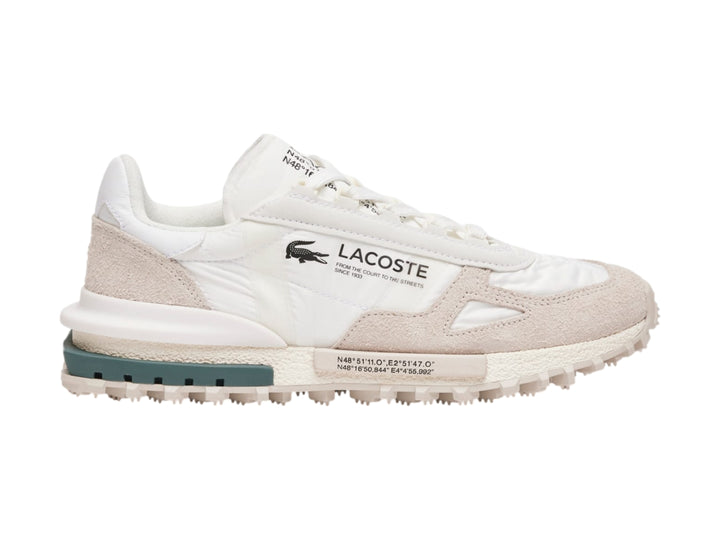 Tenis deportivos Lacoste blancos y beige con detalle verde en la suela y suela dentada.