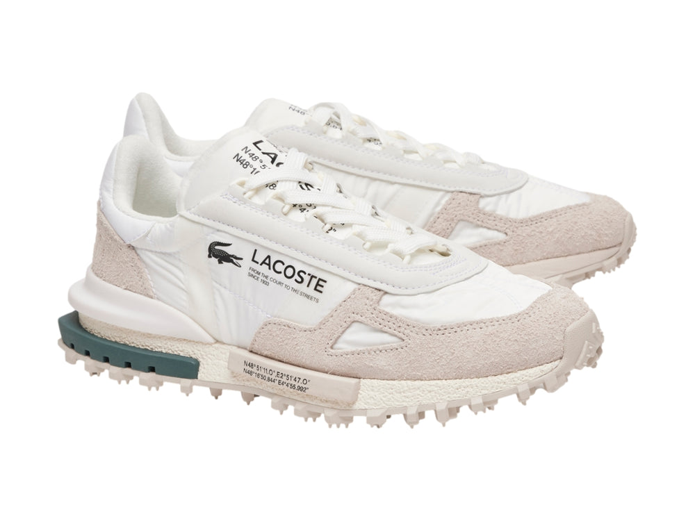 Tenis deportivos Lacoste blancos y beige con detalle verde en la suela y suela dentada.