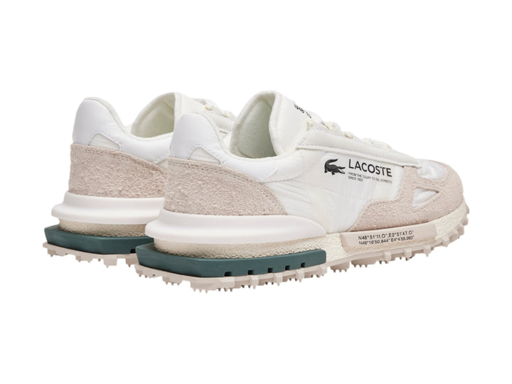 Tenis deportivos Lacoste blancos y beige con detalle verde en la suela y suela dentada.