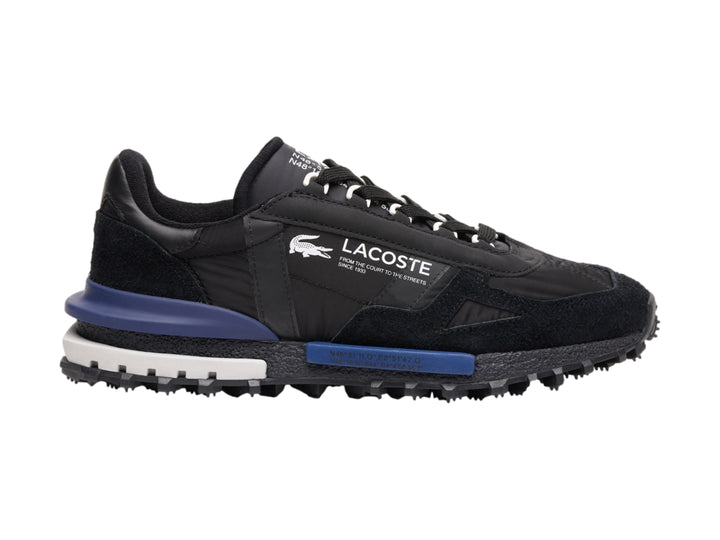 Tenis deportivos Lacoste en color negro con detalles en azul marino y suela blanca y negra.