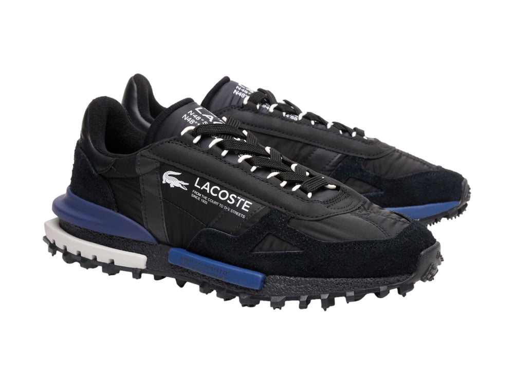 Tenis deportivos Lacoste en color negro con detalles en azul marino y suela blanca y negra.