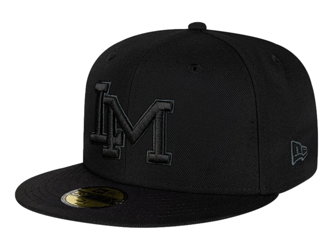 Gorra New Era color negro con letra M bordada en el frente y visera plana.