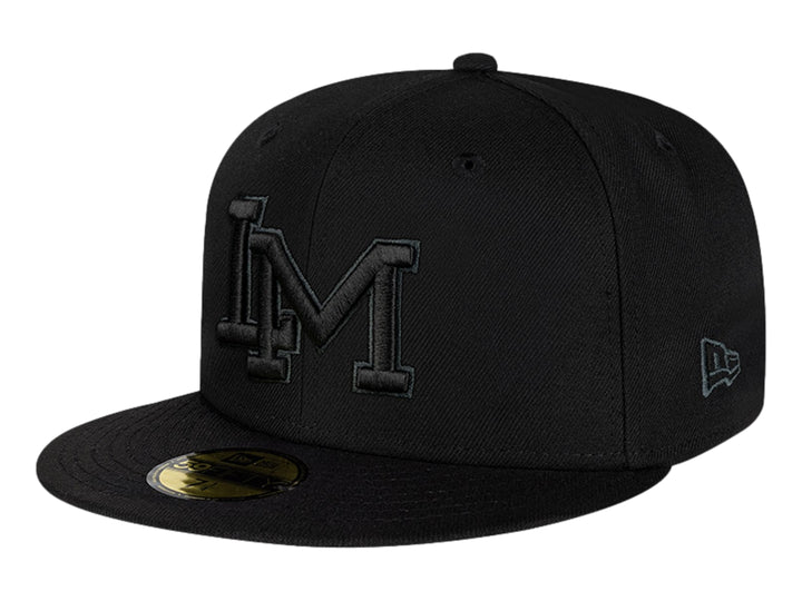 Gorra New Era color negro con letra M bordada en el frente y visera plana.