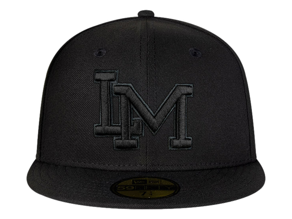 Gorra New Era color negro con letra M bordada en el frente y visera plana.