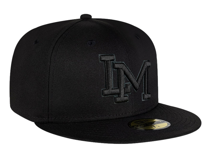 Gorra New Era color negro con letra M bordada en el frente y visera plana.