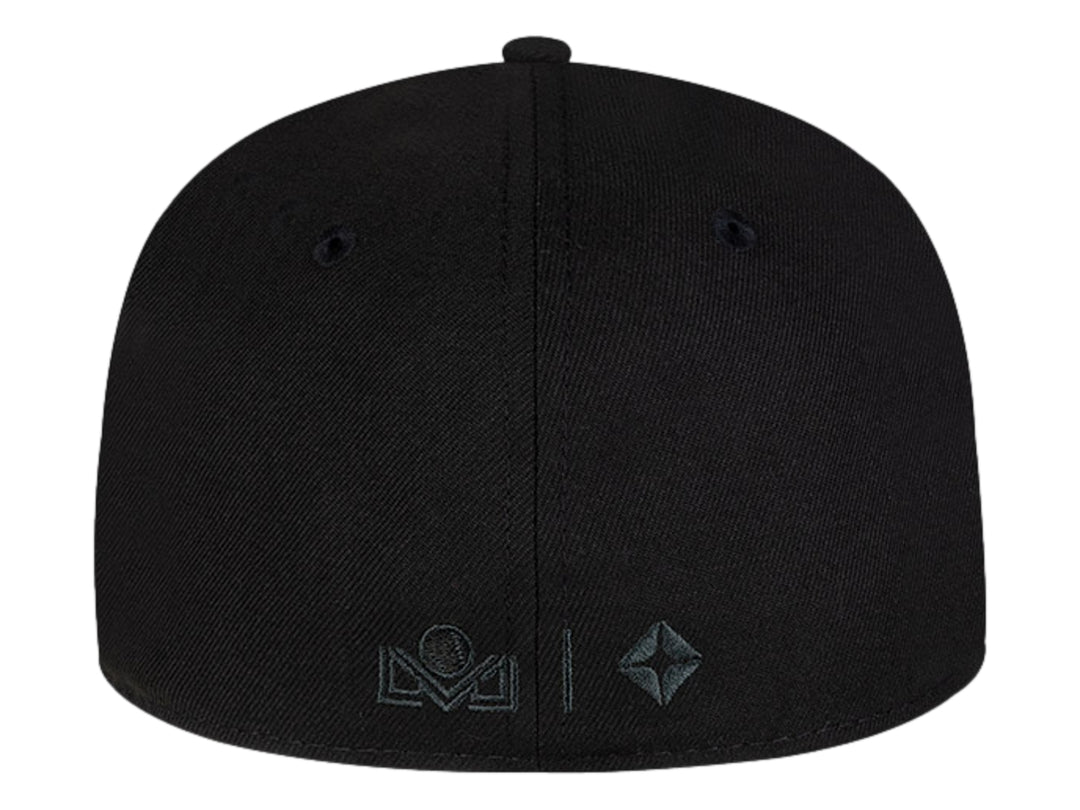 Gorra New Era color negro con letra M bordada en el frente y visera plana.