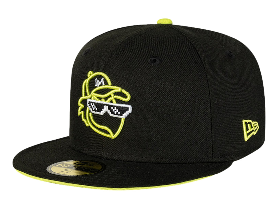 Gorra New Era negra con visera plana, bordado frontal de mascota con lentes en color amarillo neón.