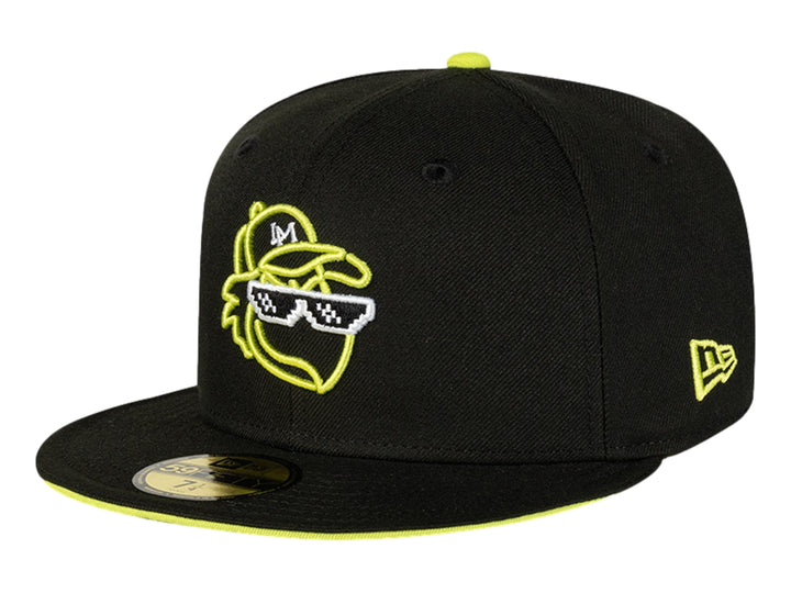 Gorra New Era negra con visera plana, bordado frontal de mascota con lentes en color amarillo neón.