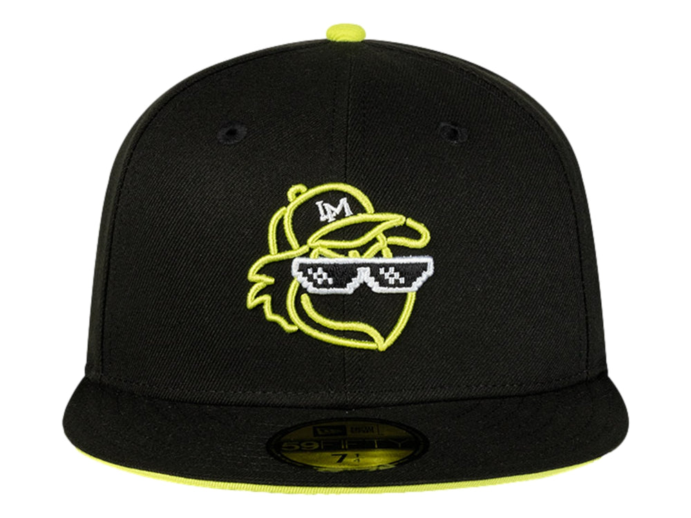 Gorra New Era negra con visera plana, bordado frontal de mascota con lentes en color amarillo neón.